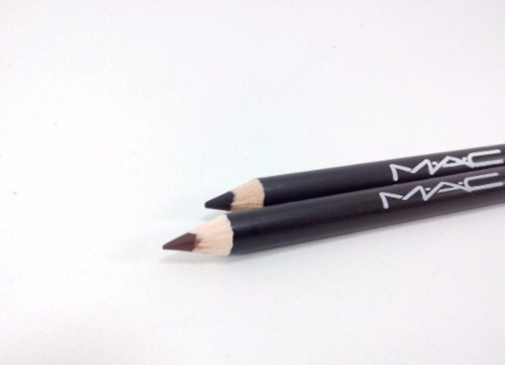 Eu indico que você tenha em sua necessaire, as cores preto e marrom, pois podem ser utilizados para a linha dágua ou até mesmo substituindo o delineador